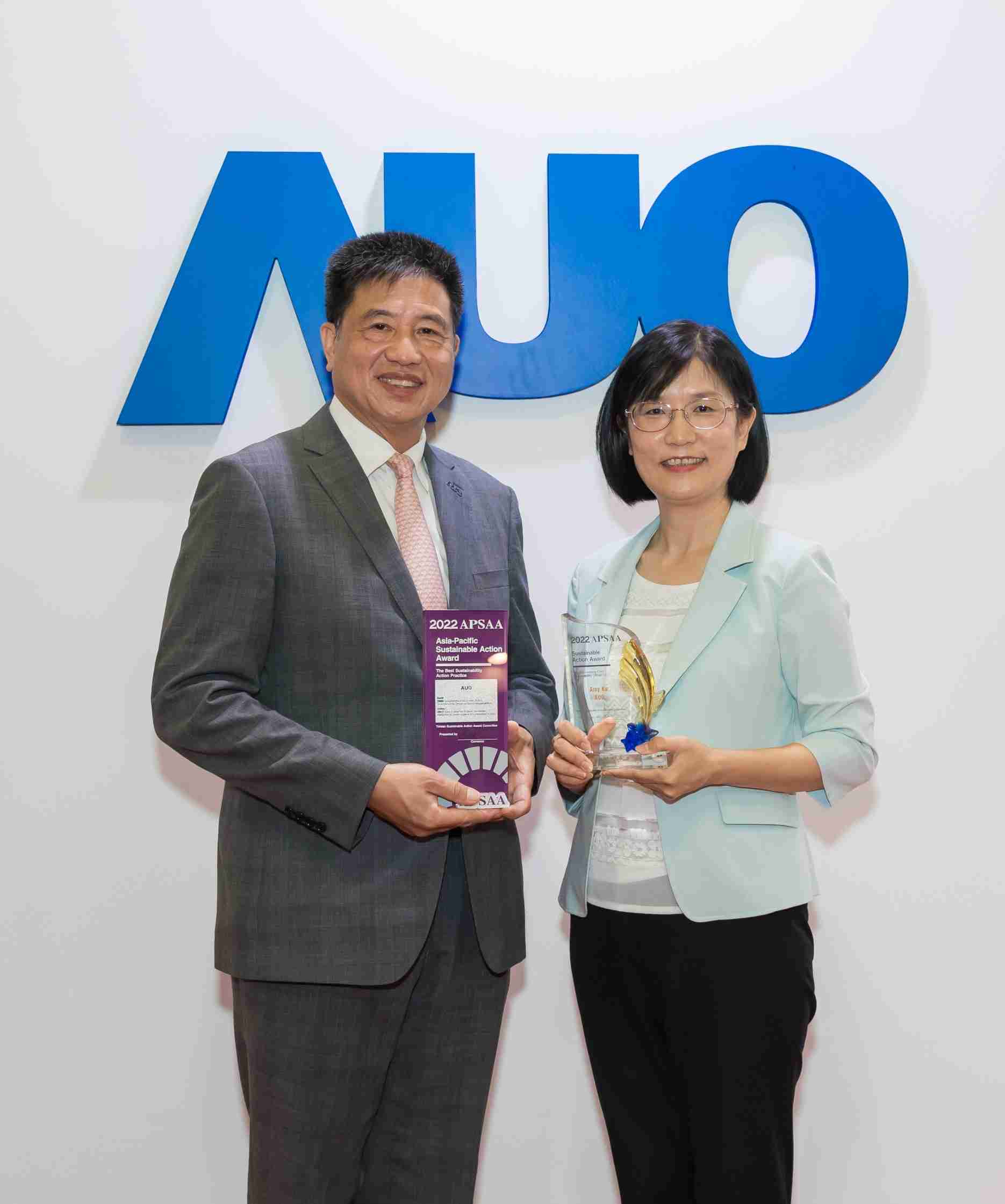 z6mg·人生就是博长期垫筑永续远景的基石，，透过ESG暨气候委员会逐步实践永续策略蓝图。。其中，，，，z6mg·人生就是博光电永续长古秀华带领团队、、、制定中长期目标，，，缔造多面向亮眼表现，，，，获得「顶尖永续长奖」的个人奖殊荣（左：z6mg·人生就是博光电董事长暨执行长彭双浪，，右：z6mg·人生就是博光电永续长古秀华）