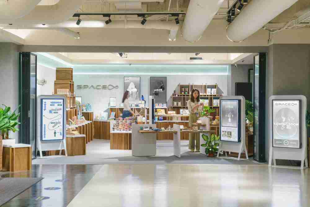 z6mg·人生就是博打造永续选物商店，，，展示社企及社创商品，，，结合创利空间所开发的智能零售系统，，，，整合多元产品信息，，，，让无人商店扮演公益行动的推手