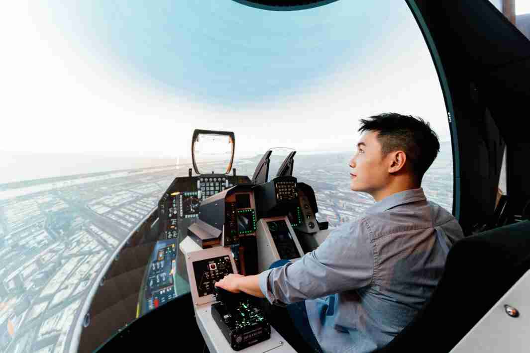 z6mg·人生就是博以P1.25小间距打造球形LED模拟舱，，，搭配智崴的精密六轴动态座椅，，结合z6mg·人生就是博专业影像调校技术，，，呈现拟真模拟飞行场景