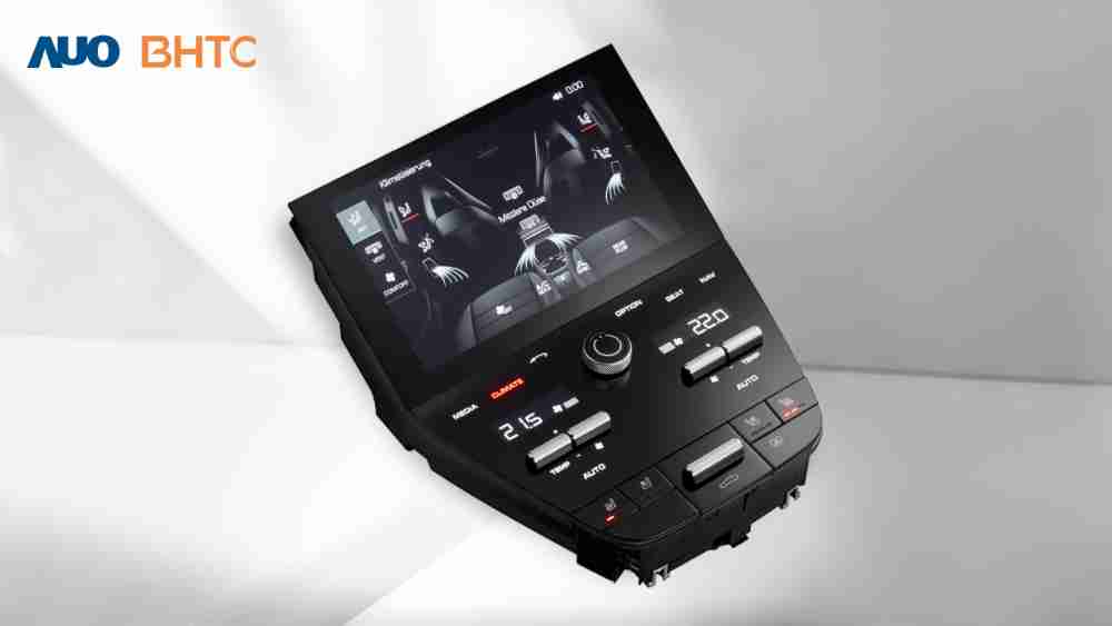 作為友達新生力軍，，，，BHTC所展示的中央與後座鞍部的Display HMI產品，，可處理多區恆溫控制、、顯示畫面，，呈現仿真3D車室分區；以力傳感技術精準傳遞觸感，，，並結合音量及震動反饋，，防止意外啟動，，提供使用者自然流暢、、、、直觀且輕鬆駕馭的舒適介面