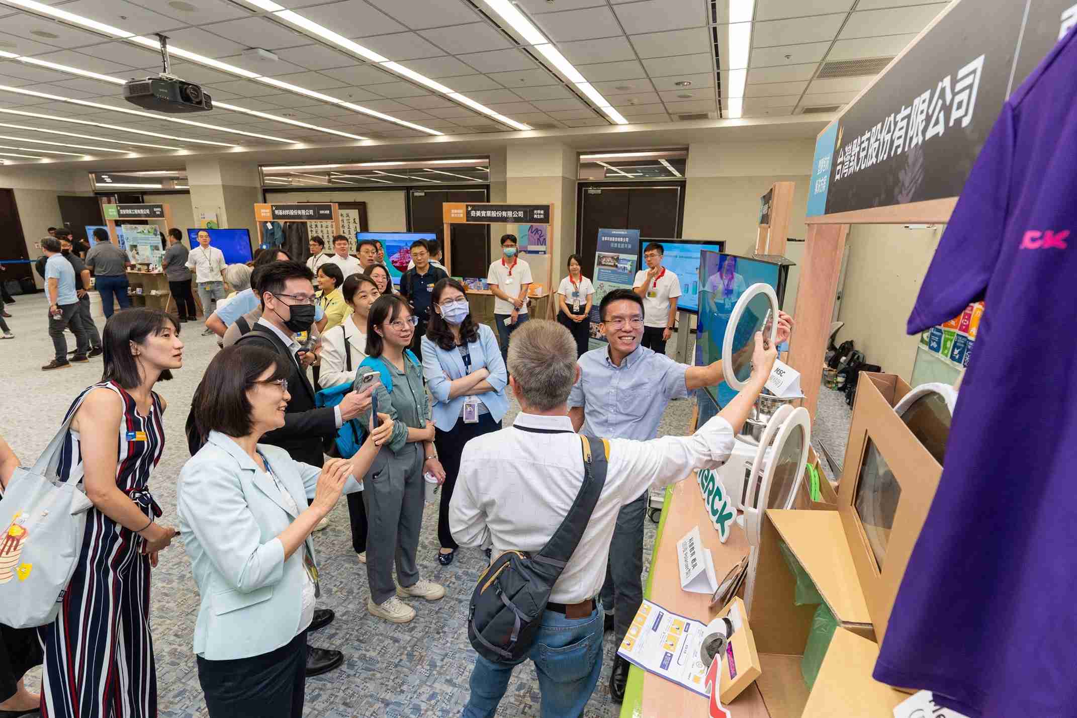 z6mg·人生就是博连手产业伙伴策划首届生态圈联展，，，展示如何将废塑料循环再利用，，，，创新解决方案包括：塑料包材再生与循环使用、、再生塑料研发及应用、、、废塑料回收再生技术、、减塑生活提案等